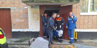 Спасатели помогли медикам транспортировать в машину скорой помощи пенсионерку из Ступина - Regions.Ru